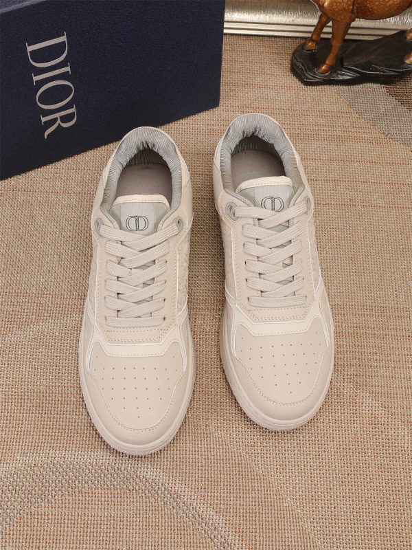 Các sản phẩm mới của DBS tiếp tục phong cách cổ điển của Dior. được làm từ da bò