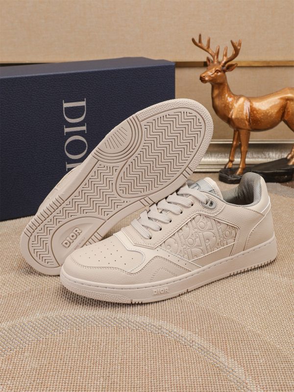 Các sản phẩm mới của DBS tiếp tục phong cách cổ điển của Dior. được làm từ da bò