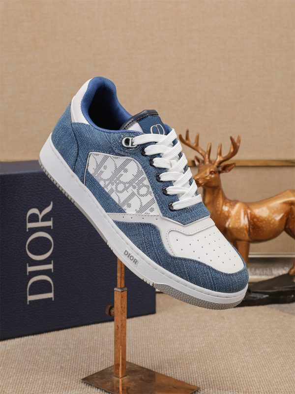 Các sản phẩm mới của DBS tiếp tục phong cách cổ điển của Dior. được làm từ da bò