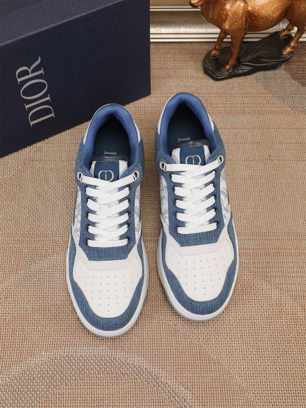 Các sản phẩm mới của DBS tiếp tục phong cách cổ điển của Dior. được làm từ da bò