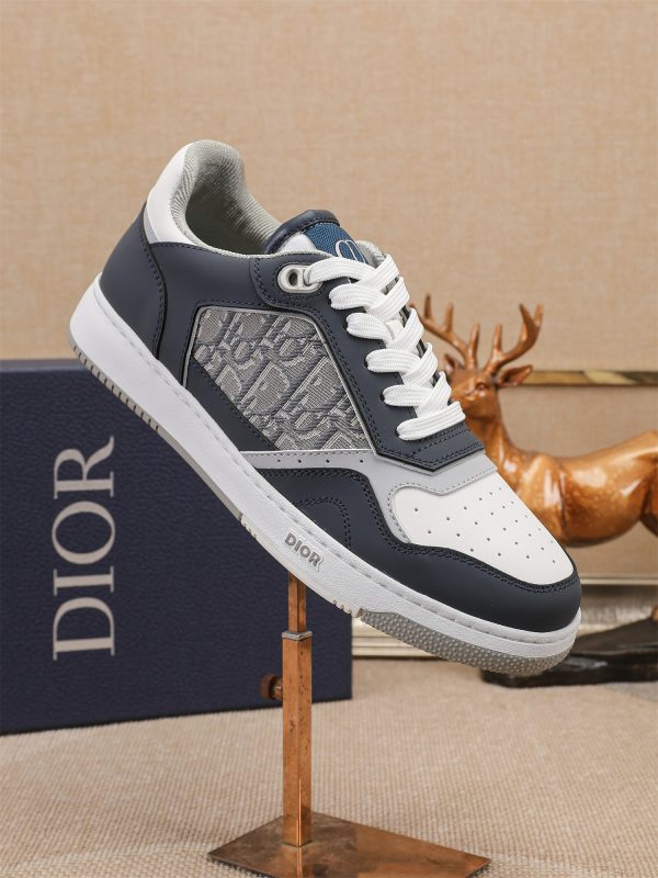 Các sản phẩm mới của DBS tiếp tục phong cách cổ điển của Dior. được làm từ da bò