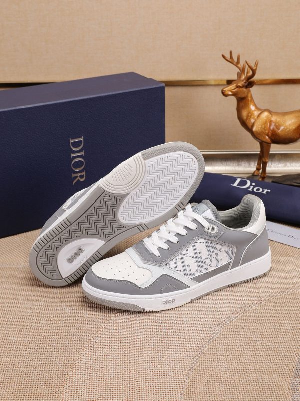 Các sản phẩm mới của DBS tiếp tục phong cách cổ điển của Dior. được làm từ da bò