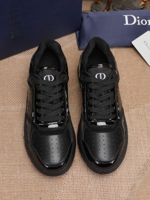 Các sản phẩm mới của DBS tiếp tục phong cách cổ điển của Dior. được làm từ da bò