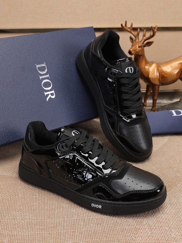 Các sản phẩm mới của DBS tiếp tục phong cách cổ điển của Dior. được làm từ da bò