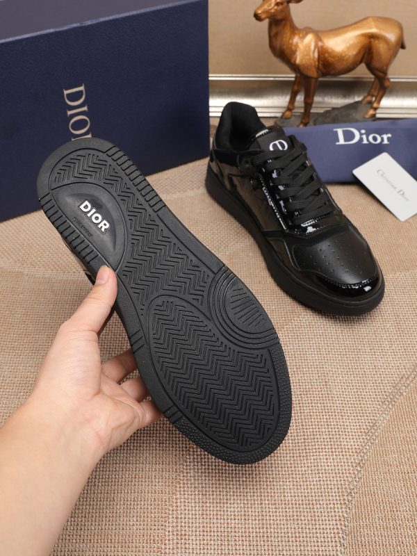 Các sản phẩm mới của DBS tiếp tục phong cách cổ điển của Dior. được làm từ da bò