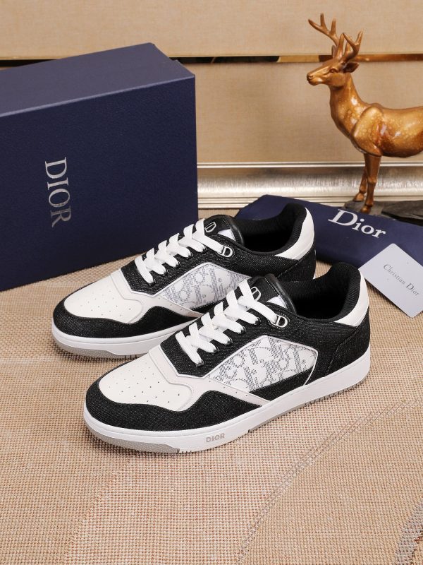 Các sản phẩm mới của DBS tiếp tục phong cách cổ điển của Dior. được làm từ da bò