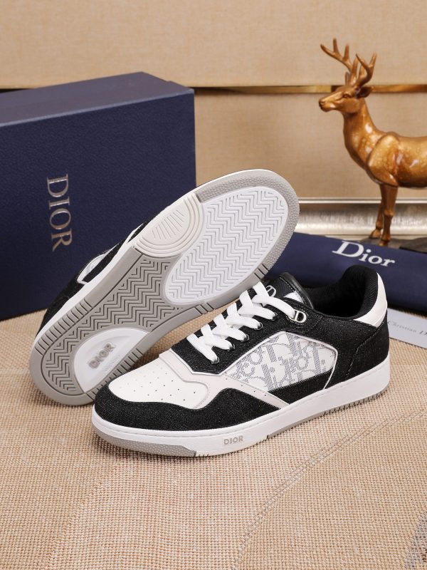 Các sản phẩm mới của DBS tiếp tục phong cách cổ điển của Dior. được làm từ da bò