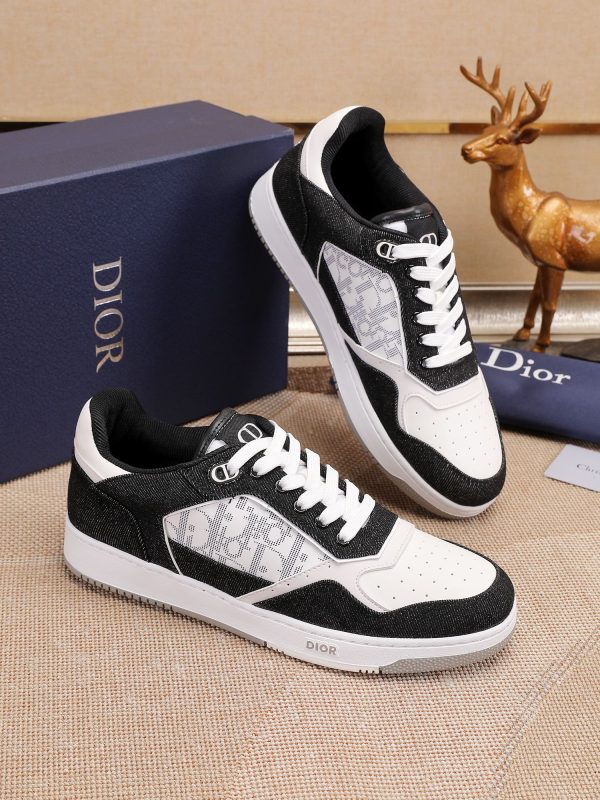 Các sản phẩm mới của DBS tiếp tục phong cách cổ điển của Dior. được làm từ da bò