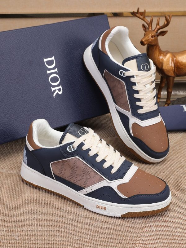 Các sản phẩm mới của DBS tiếp tục phong cách cổ điển của Dior. được làm từ da bò
