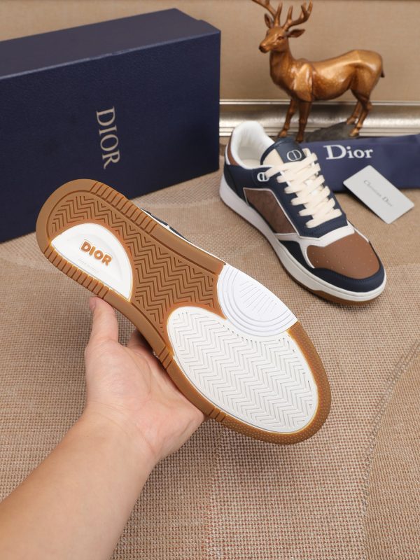 Các sản phẩm mới của DBS tiếp tục phong cách cổ điển của Dior. được làm từ da bò