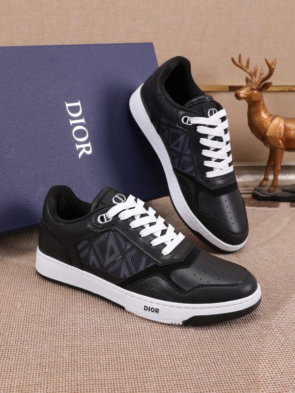 Các sản phẩm mới của DBS tiếp tục phong cách cổ điển của Dior. được làm từ da bò