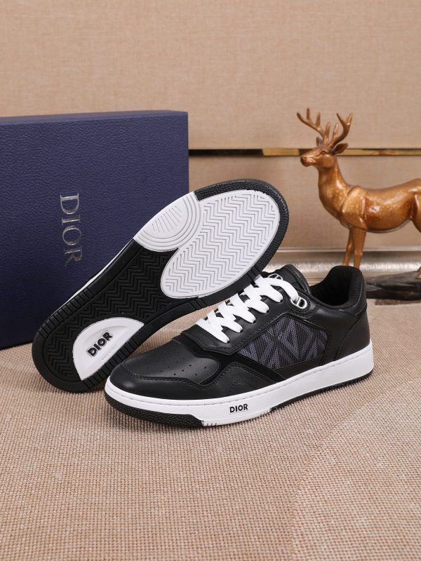Các sản phẩm mới của DBS tiếp tục phong cách cổ điển của Dior. được làm từ da bò
