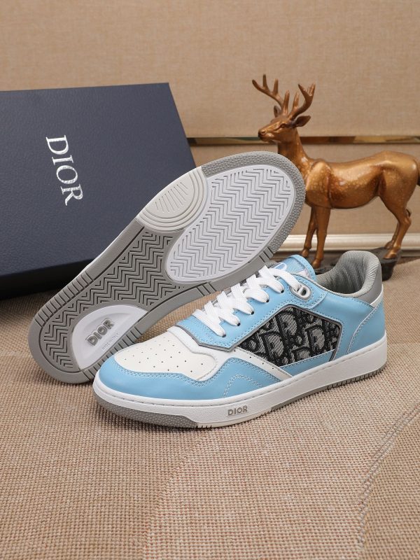 Các sản phẩm mới của DBS tiếp tục phong cách cổ điển của Dior. được làm từ da bò