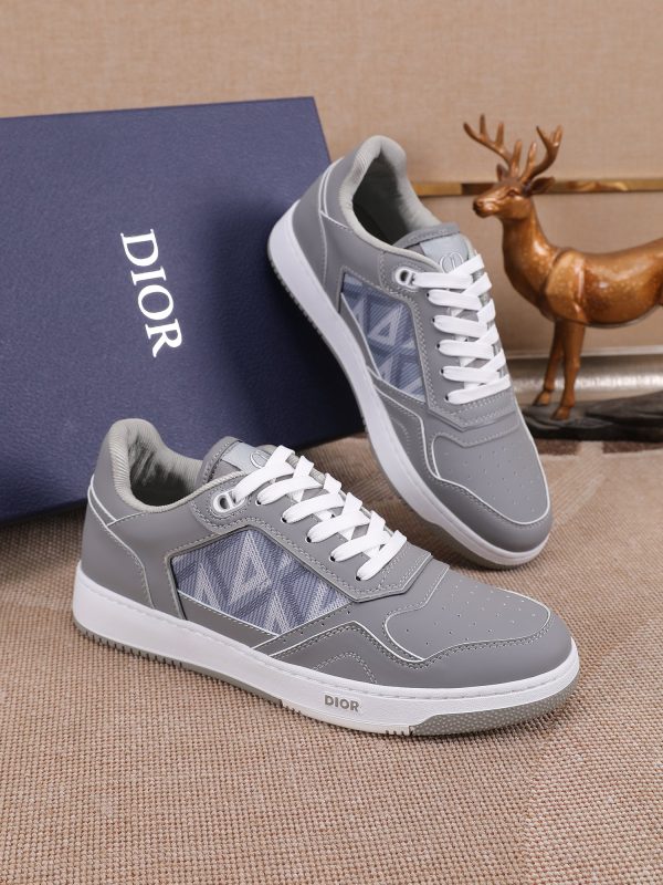 Các sản phẩm mới của DBS tiếp tục phong cách cổ điển của Dior. được làm từ da bò