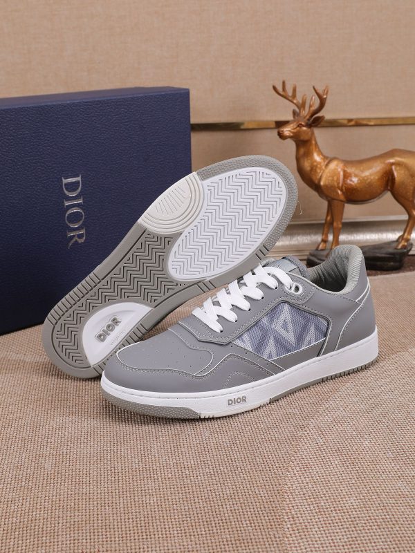 Các sản phẩm mới của DBS tiếp tục phong cách cổ điển của Dior. được làm từ da bò