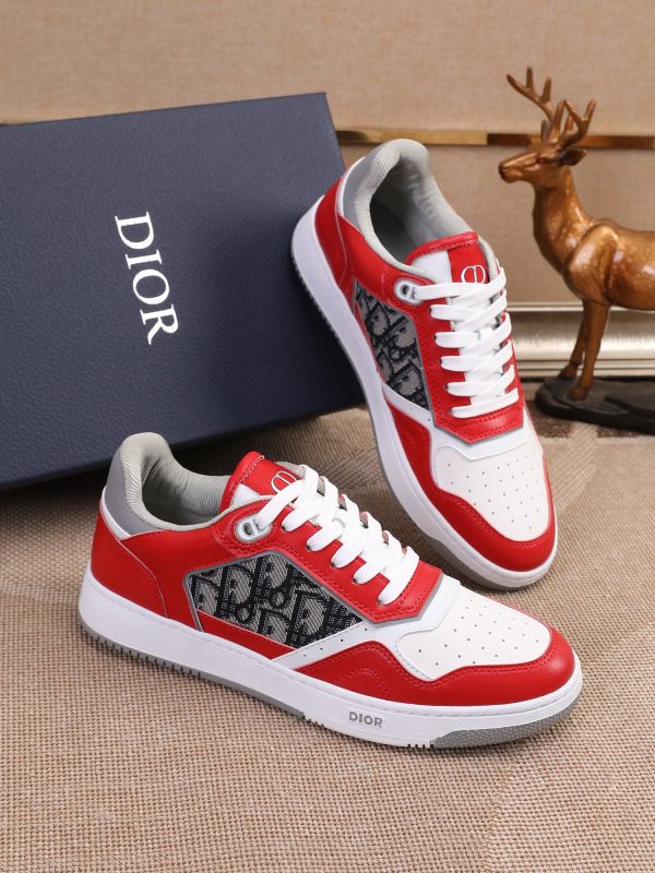 Các sản phẩm mới của DBS tiếp tục phong cách cổ điển của Dior. được làm từ da bò