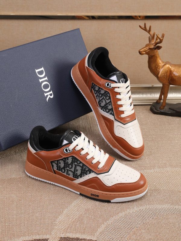 Các sản phẩm mới của DBS tiếp tục phong cách cổ điển của Dior. được làm từ da bò