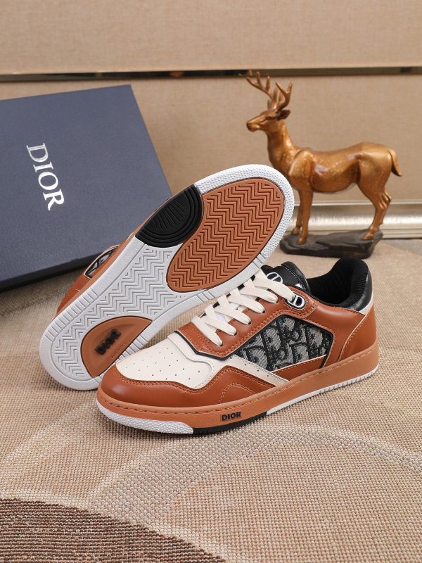 Các sản phẩm mới của DBS tiếp tục phong cách cổ điển của Dior. được làm từ da bò