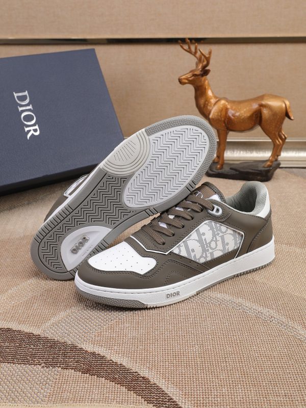 Các sản phẩm mới của DBS tiếp tục phong cách cổ điển của Dior. được làm từ da bò