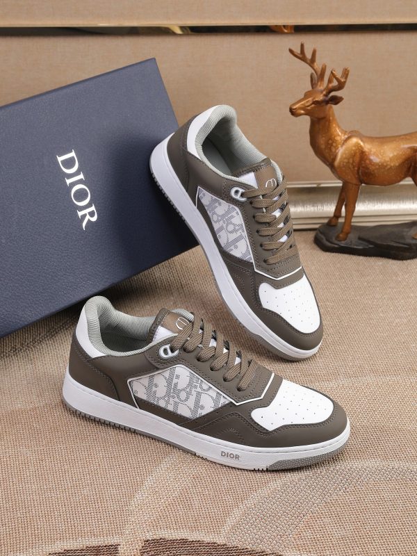 Các sản phẩm mới của DBS tiếp tục phong cách cổ điển của Dior. được làm từ da bò