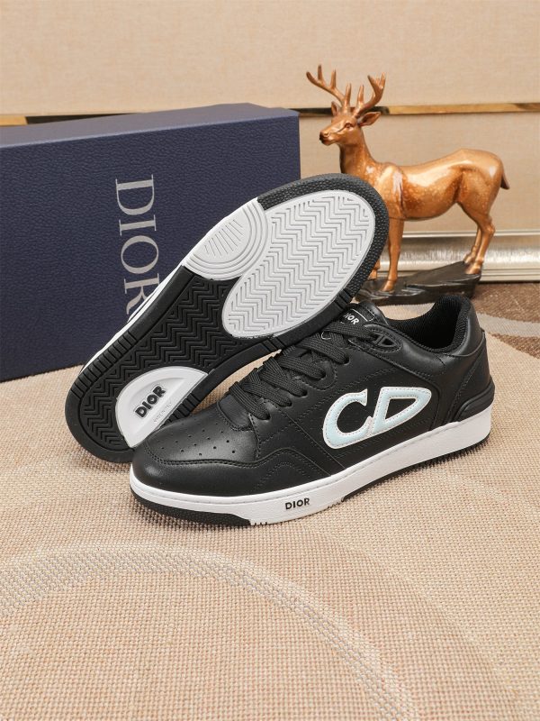 Các sản phẩm mới của DBS tiếp tục phong cách cổ điển của Dior. được làm từ da bò
