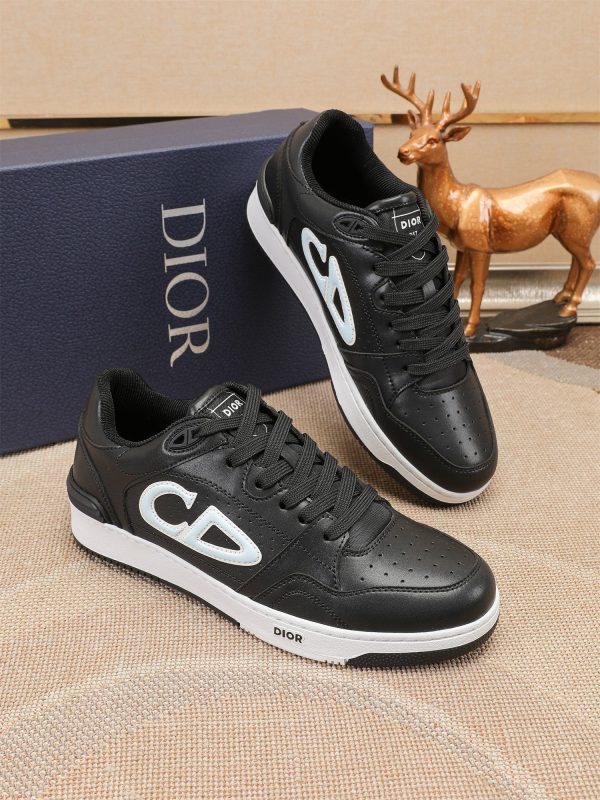 Các sản phẩm mới của DBS tiếp tục phong cách cổ điển của Dior. được làm từ da bò
