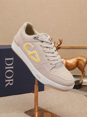 Các sản phẩm mới của DBS tiếp tục phong cách cổ điển của Dior. được làm từ da bò