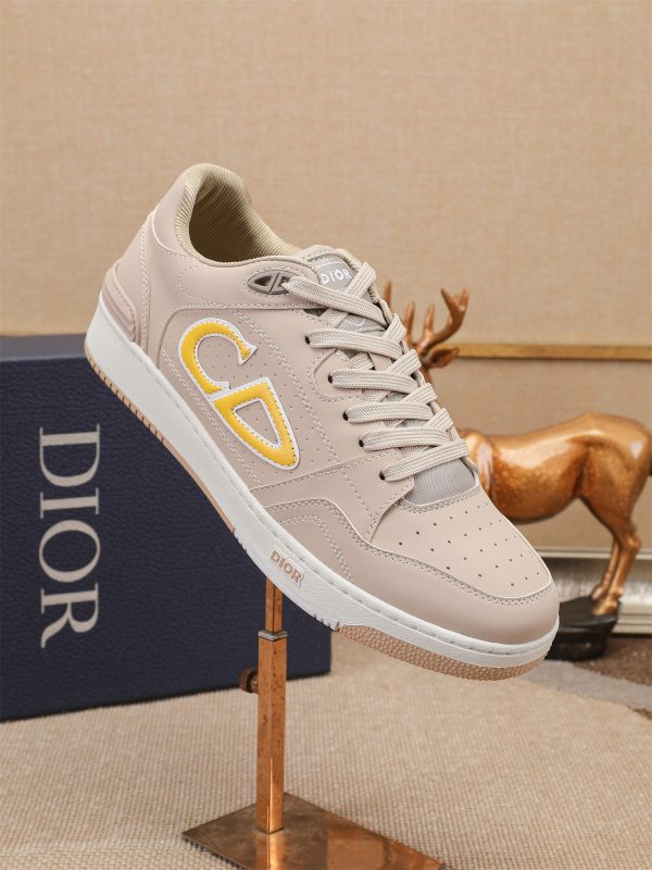 Các sản phẩm mới của DBS tiếp tục phong cách cổ điển của Dior. được làm từ da bò