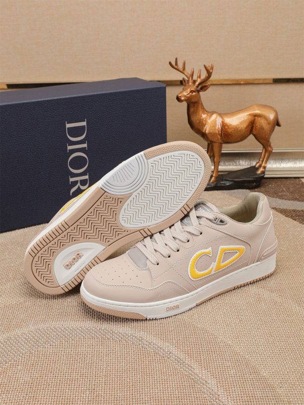 Các sản phẩm mới của DBS tiếp tục phong cách cổ điển của Dior. được làm từ da bò