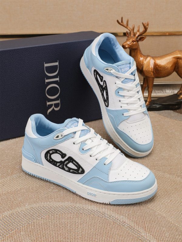 Các sản phẩm mới của DBS tiếp tục phong cách cổ điển của Dior. được làm từ da bò