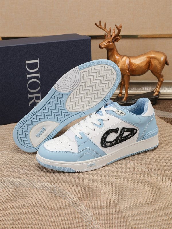 Các sản phẩm mới của DBS tiếp tục phong cách cổ điển của Dior. được làm từ da bò