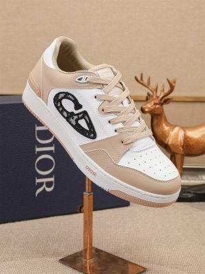 Các sản phẩm mới của DBS tiếp tục phong cách cổ điển của Dior. được làm từ da bò