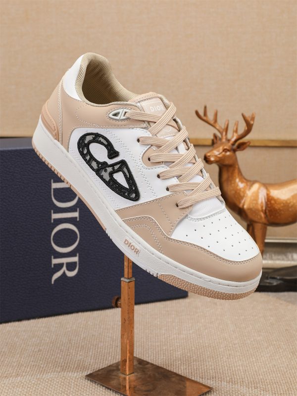 Các sản phẩm mới của DBS tiếp tục phong cách cổ điển của Dior. được làm từ da bò