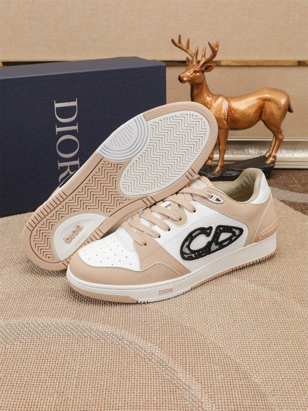 Các sản phẩm mới của DBS tiếp tục phong cách cổ điển của Dior. được làm từ da bò