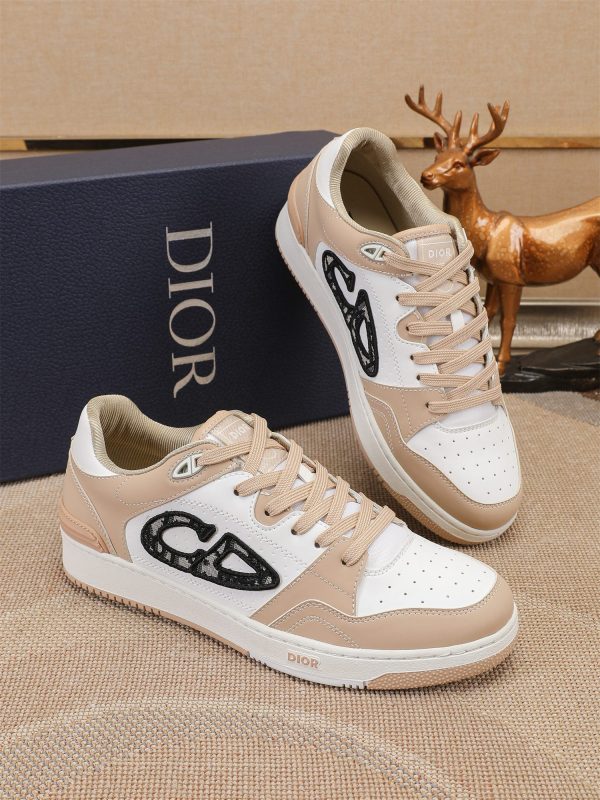 Các sản phẩm mới của DBS tiếp tục phong cách cổ điển của Dior. được làm từ da bò