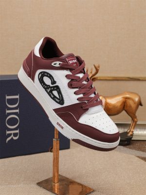 Các sản phẩm mới của DBS tiếp tục phong cách cổ điển của Dior. được làm từ da bò