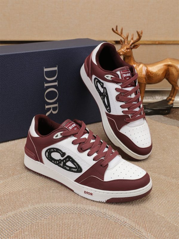 Các sản phẩm mới của DBS tiếp tục phong cách cổ điển của Dior. được làm từ da bò