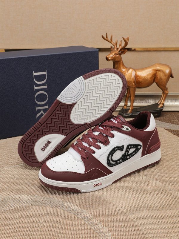 Các sản phẩm mới của DBS tiếp tục phong cách cổ điển của Dior. được làm từ da bò