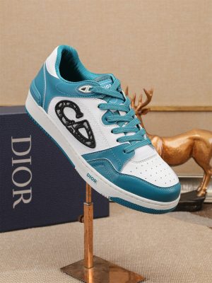 Các sản phẩm mới của DBS tiếp tục phong cách cổ điển của Dior. được làm từ da bò