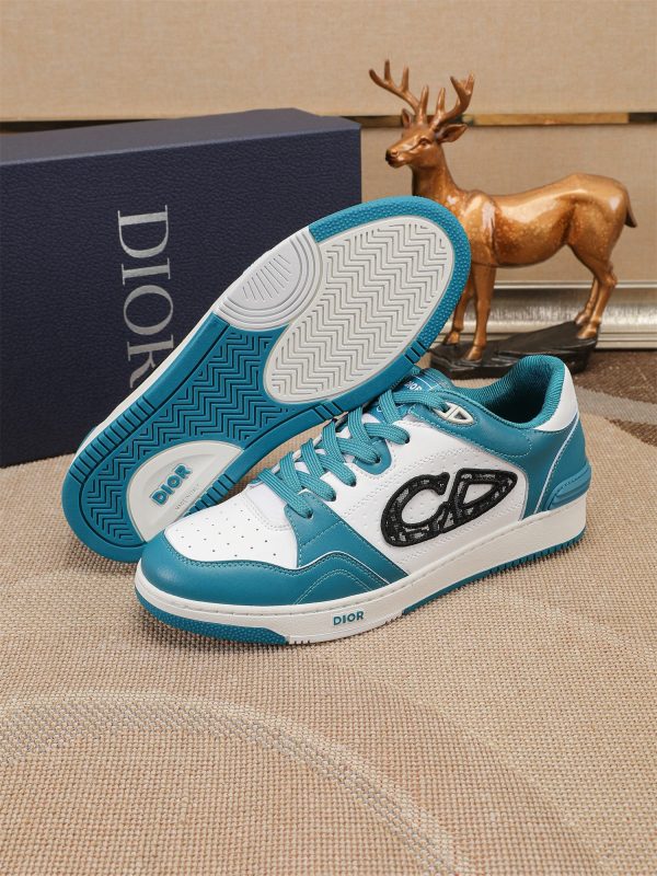 Các sản phẩm mới của DBS tiếp tục phong cách cổ điển của Dior. được làm từ da bò