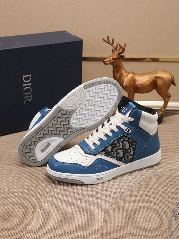 Các sản phẩm mới của Dior Gang tiếp tục phong cách cổ điển của Dior. được làm từ da bò bóng loáng cao cấp