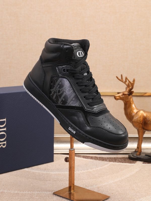 Các sản phẩm mới của Dior Gang tiếp tục phong cách cổ điển của Dior. được làm từ da bò bóng loáng cao cấp