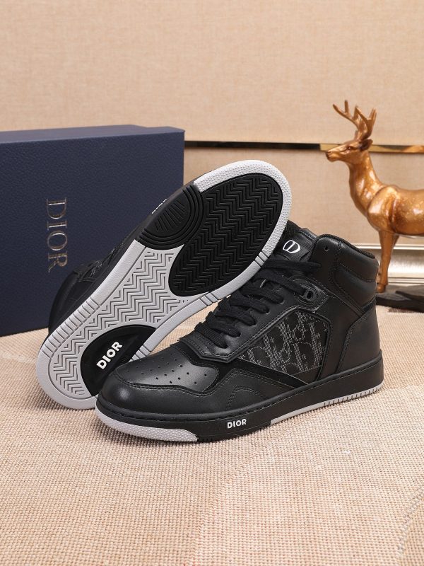 Các sản phẩm mới của Dior Gang tiếp tục phong cách cổ điển của Dior. được làm từ da bò bóng loáng cao cấp