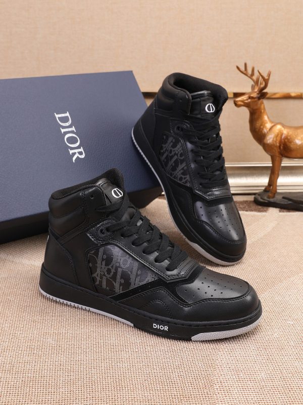 Các sản phẩm mới của Dior Gang tiếp tục phong cách cổ điển của Dior. được làm từ da bò bóng loáng cao cấp