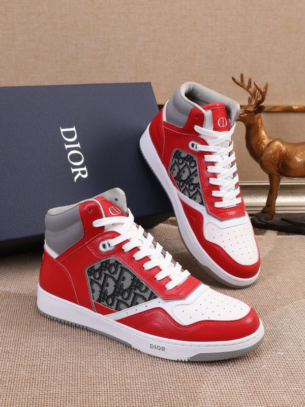 Các sản phẩm mới của Dior Gang tiếp tục phong cách cổ điển của Dior. được làm từ da bò bóng loáng cao cấp