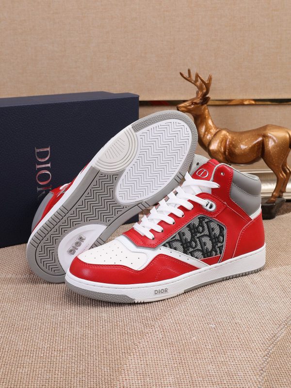Các sản phẩm mới của Dior Gang tiếp tục phong cách cổ điển của Dior. được làm từ da bò bóng loáng cao cấp