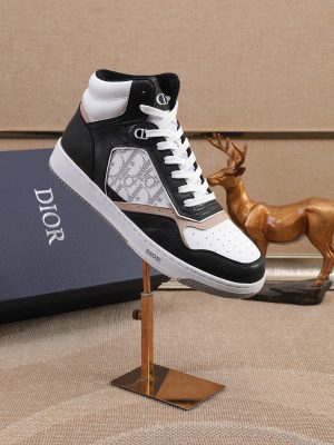 Các sản phẩm mới của Dior Gang tiếp tục phong cách cổ điển của Dior. được làm từ da bò bóng loáng cao cấp