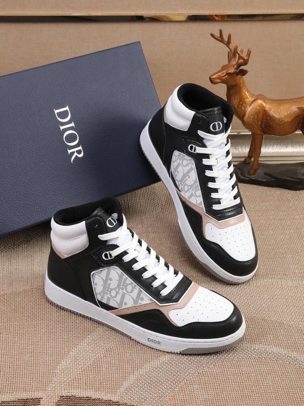 Các sản phẩm mới của Dior Gang tiếp tục phong cách cổ điển của Dior. được làm từ da bò bóng loáng cao cấp