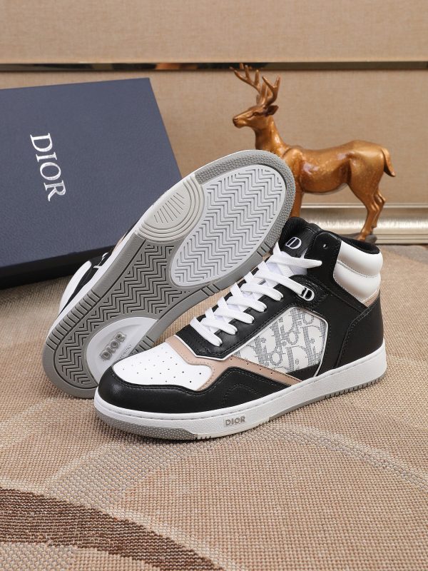Các sản phẩm mới của Dior Gang tiếp tục phong cách cổ điển của Dior. được làm từ da bò bóng loáng cao cấp