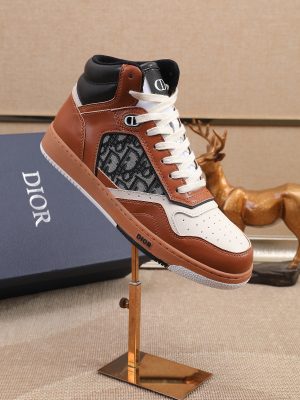 Các sản phẩm mới của Dior Gang tiếp tục phong cách cổ điển của Dior. được làm từ da bò bóng loáng cao cấp